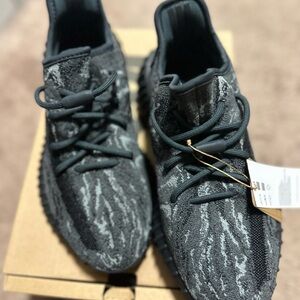 Yeezy Boost 350 V2 - Size 8.5